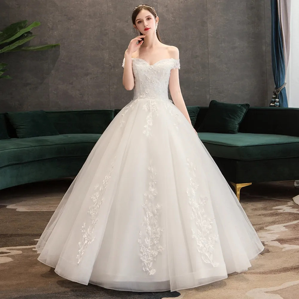 Простое кружевное свадебное платье с открытыми плечами и V-образным вырезом |