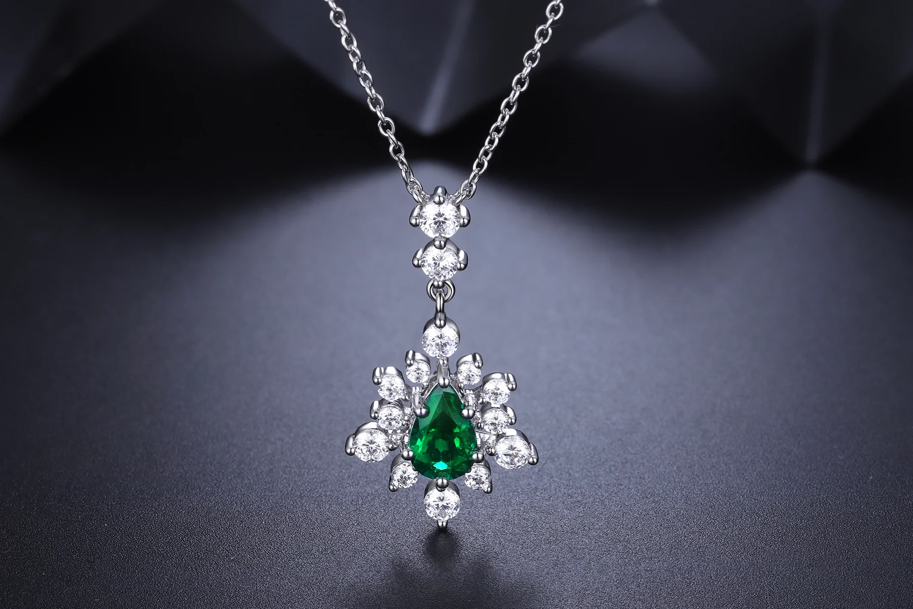 

Zhanhao Lab Grown Zambia Emerald 0.73ct Pear Cut S925 Sterling Silver Emerald Necklace Manufacturer Direct Sale