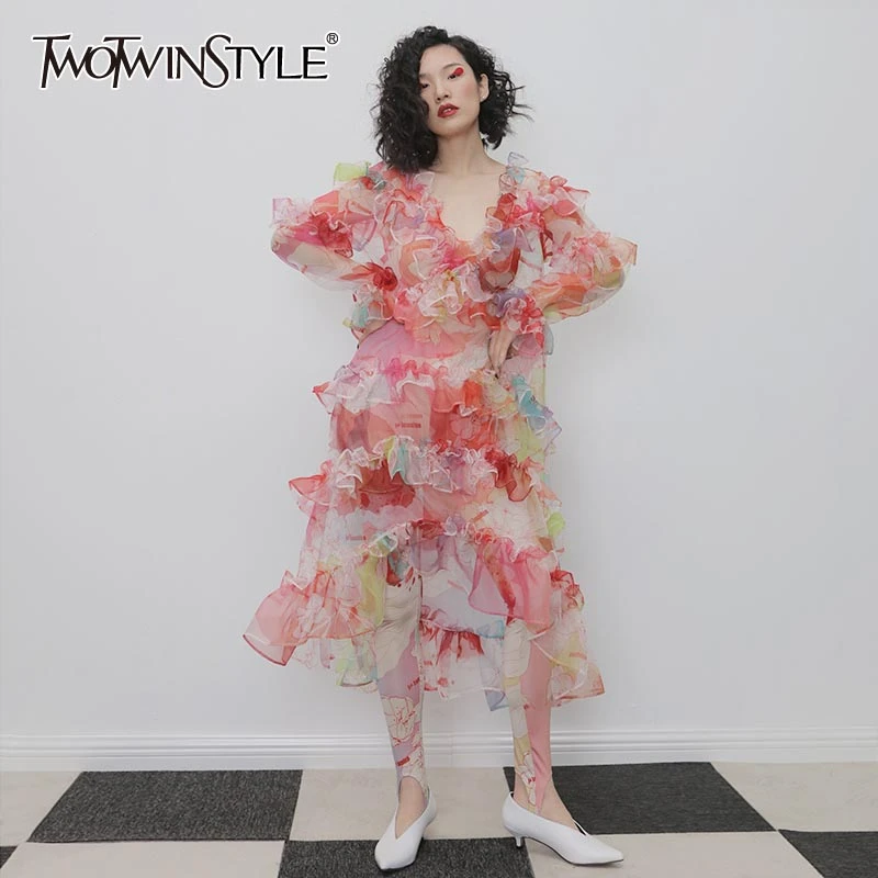 Женское платье с оборками TWOTWINSTYLE белое свободное V образным вырезом длинными