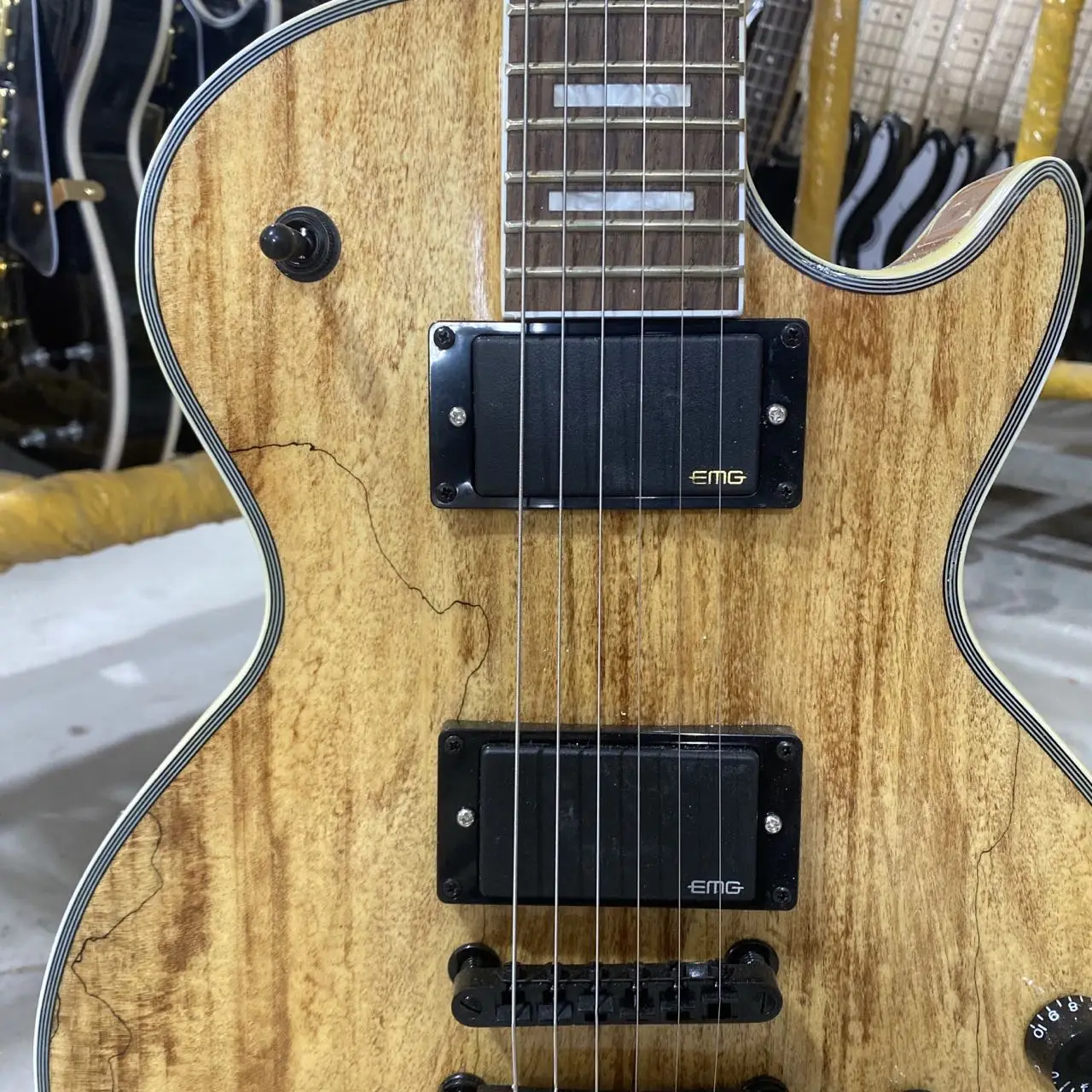 Пользовательская электрическая гитара Burl Maple Top Black Hardware Rosewood фингерборд высокого
