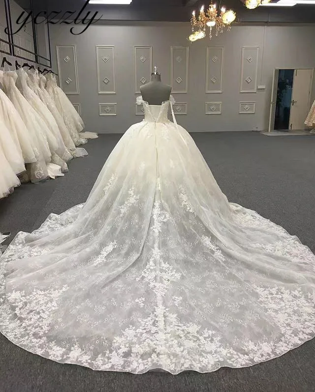 Женское свадебное платье элегантное бальное с открытыми плечами и кружевной