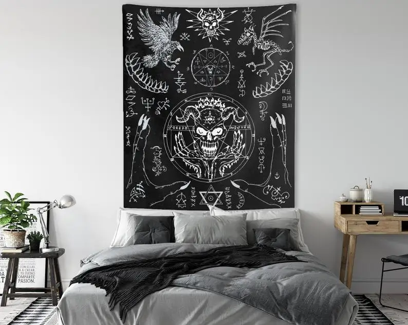 Готический настенный гобелен с изображением лица демона висящий на стену ворона