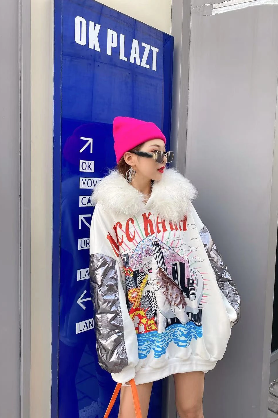 

European Station 2020 Autumn and Winter New Cartoon Beaded Graffiti Age-Reducing Fleece-Lined Hooded Pullover Baggy Coat