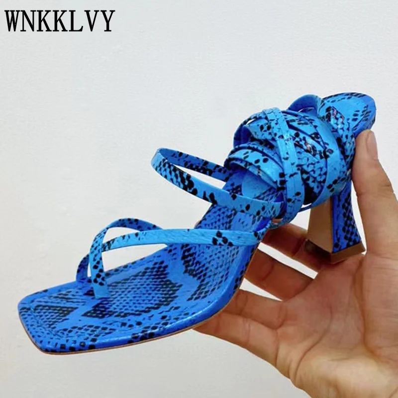 Женские сандалии со змеиным принтом модельные сандалии-гладиаторы на высоком