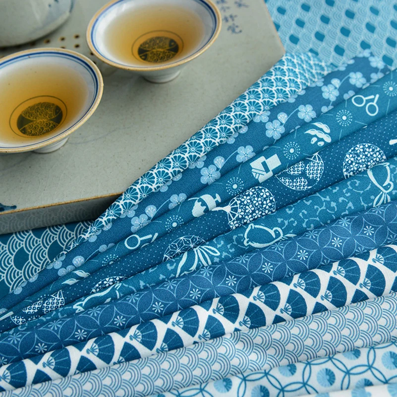 Ткань хлопковая с геометрическим узором и волнистыми голубыми цветами вишни для