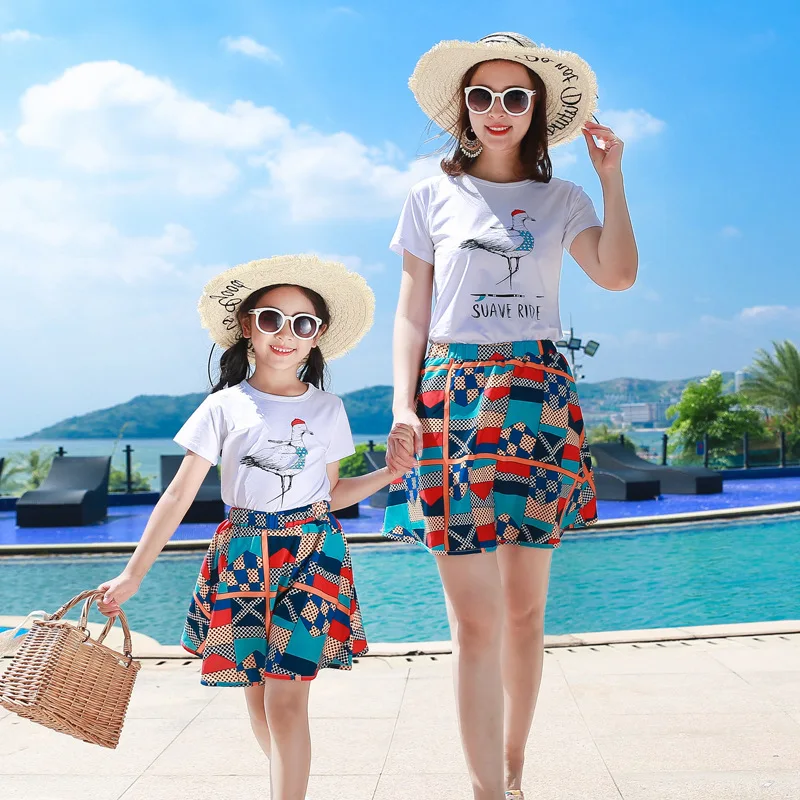 2020 Семейные одинаковые наряды футболка для матери и дочери + юбка летний сын