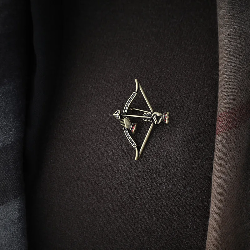 Женская Винтажная брошь Blucome черная с инкрустацией стразами в форме стрелы