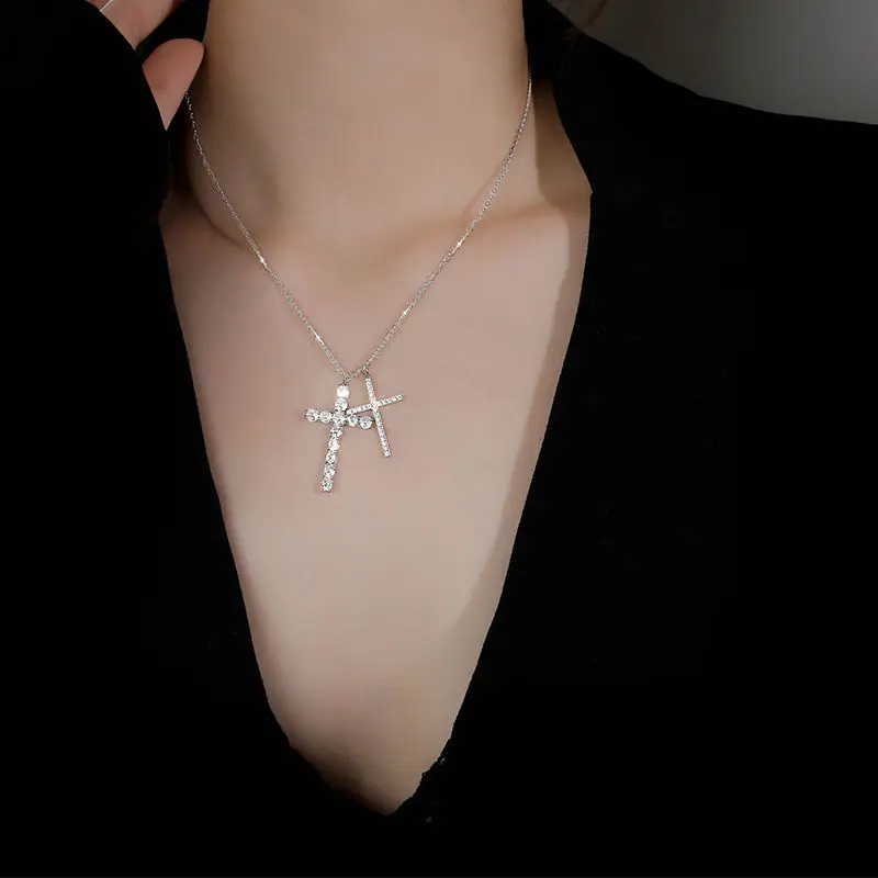 

Moissanite Pendant Necklace 1.1ct Round Cut 925 Sterling Silver Diamond Test Passed Christian Religious Cross Necklace Gift