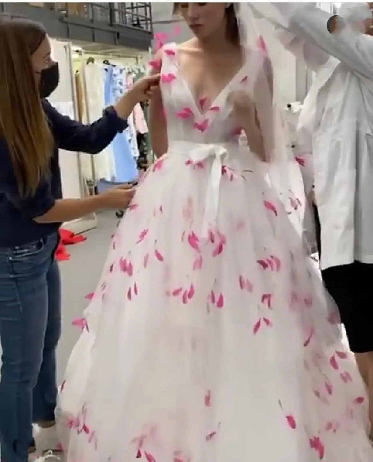 

Свадебное платье 2021 трапециевидной формы с красная роза цветы Свадебные платья с глубоким вырезом на спине развертки поезд Великолепная по...