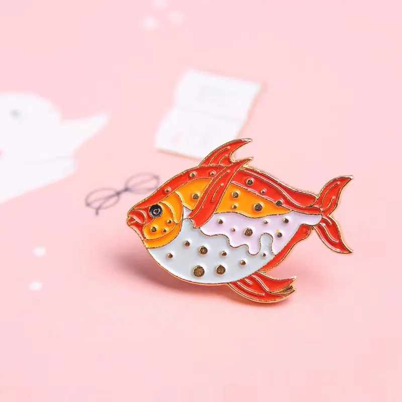 Мультяшная брошь Золотая рыбка тропическая рыба универсальная эмалированная