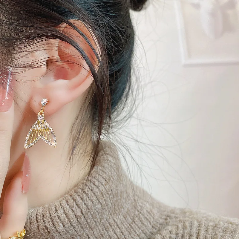 

Korean Hollow Out Mermaid Fishtail Earrings Women's 2021 Fashion Shinny Rhinestone Butterfly Clip on Earrings Without Piercing
