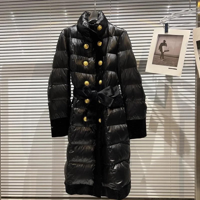 

Длинное черное пуховое пальто с двойными золотыми пуговицами и поясом