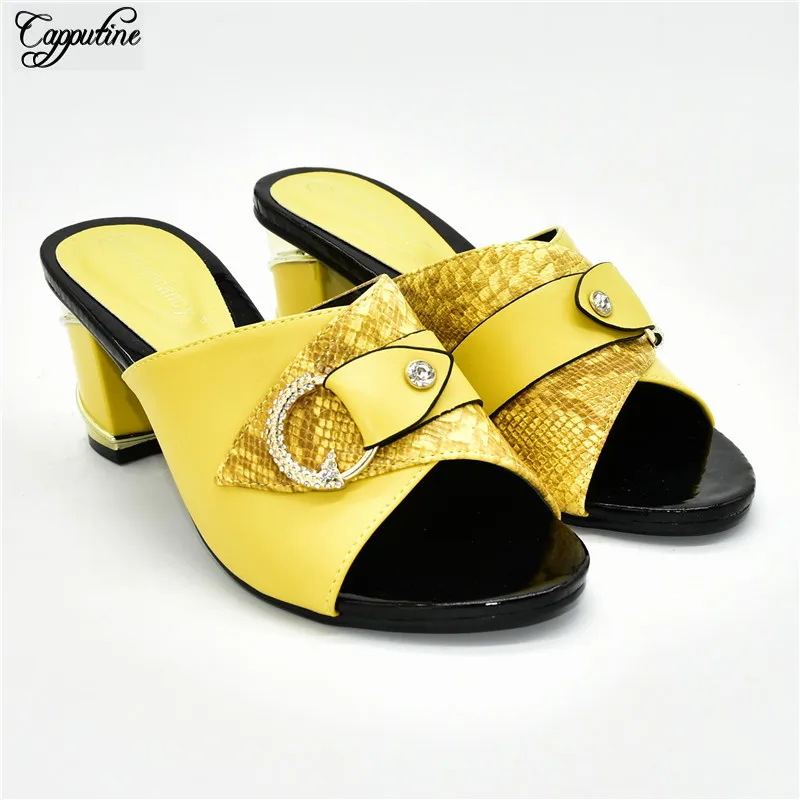 Очаровательные желтые шлепанцы на высоком каблуке Потрясающие вечерние