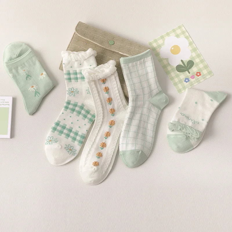 

2021 spring and summer new socks women green lace bubble socks female socks small floral twisted tube socks student socks