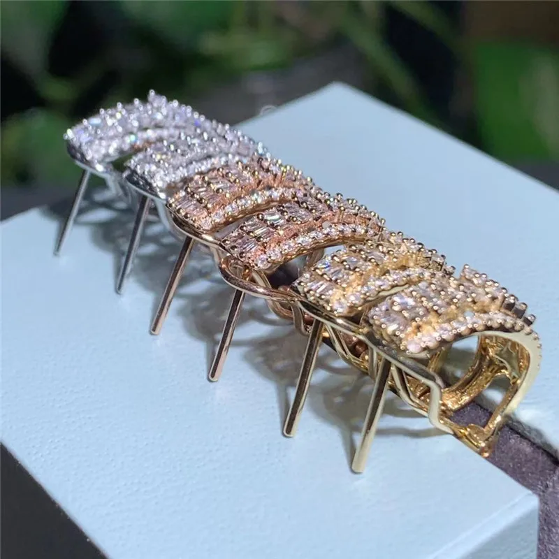 18K gold natural diamond earrings are fashionable and luxurious for all women |