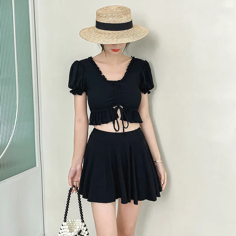 

Фонарь живота, с тонким разрезом, консервативная маленькая грудь, собирает горячую весну для студентов