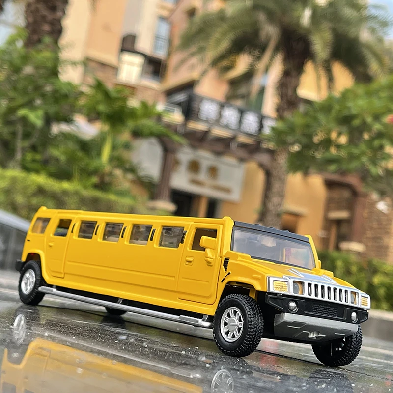 Модель автомобиля Hummer из металлического сплава со звуком и светом в масштабе 1:32 |