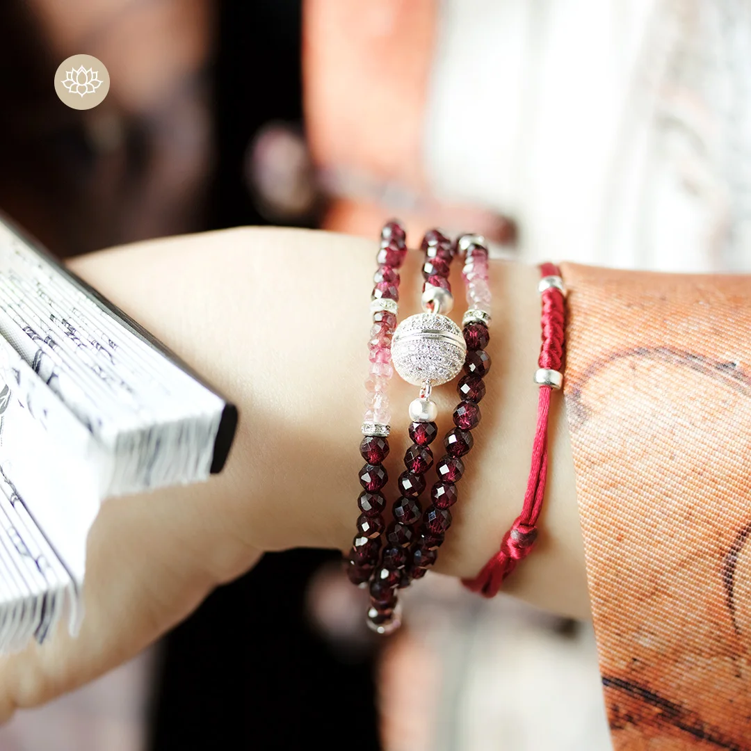 Фиолетовый и фиолетовый зубы черный браслет с турмалинами внешний вид красивый