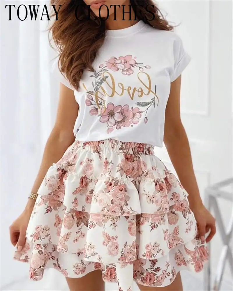 Летний женский костюм из футболки с коротким рукавом и юбки многослойными