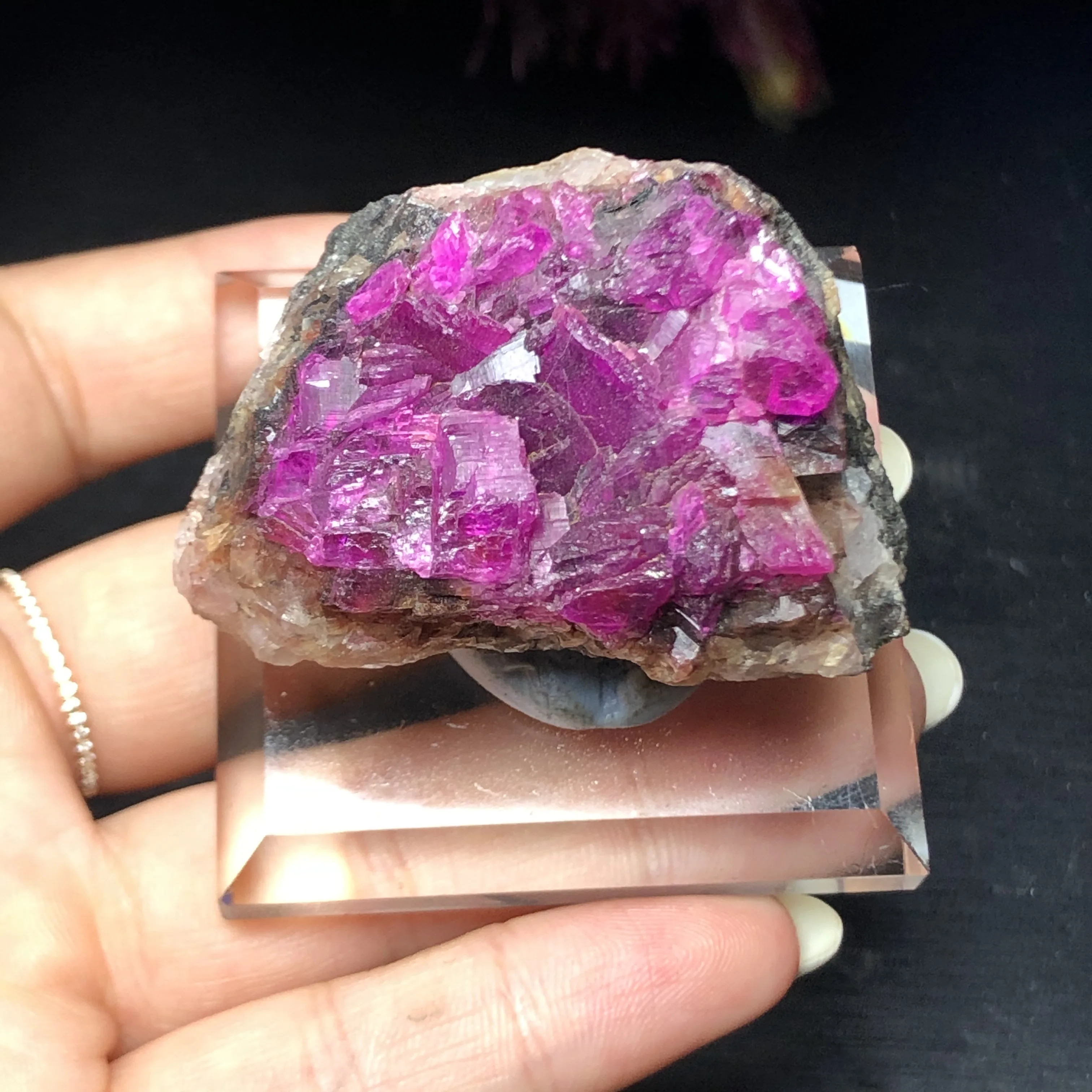 Натуральный минеральный образец подарок коллекционное сырье драгоценные камни