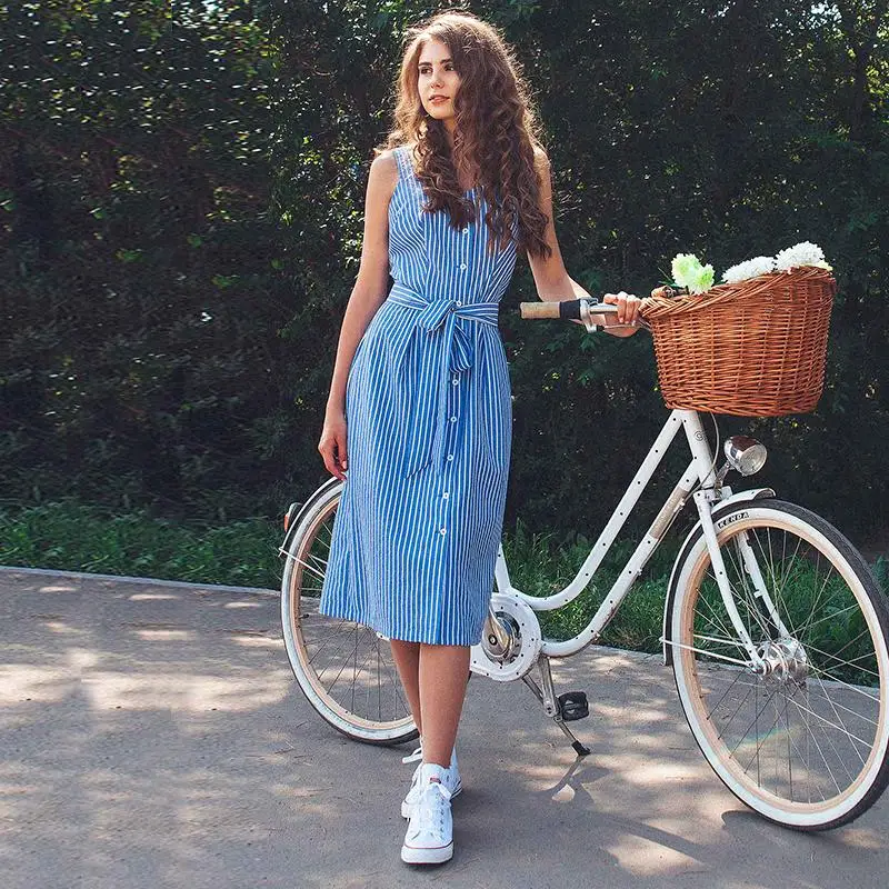 Женское однобортное платье-рубашка средней длины голубое облегающее платье в