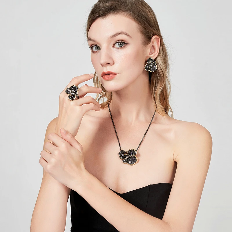 Женское Винтажное кольцо Mytys черное с цветком в стиле ретро желтое золото