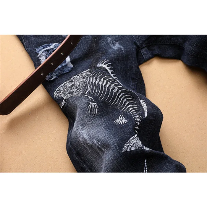 Мужские рваные джинсы с вышивкой в виде рыбьей кости и молнии модные Стрейчевые