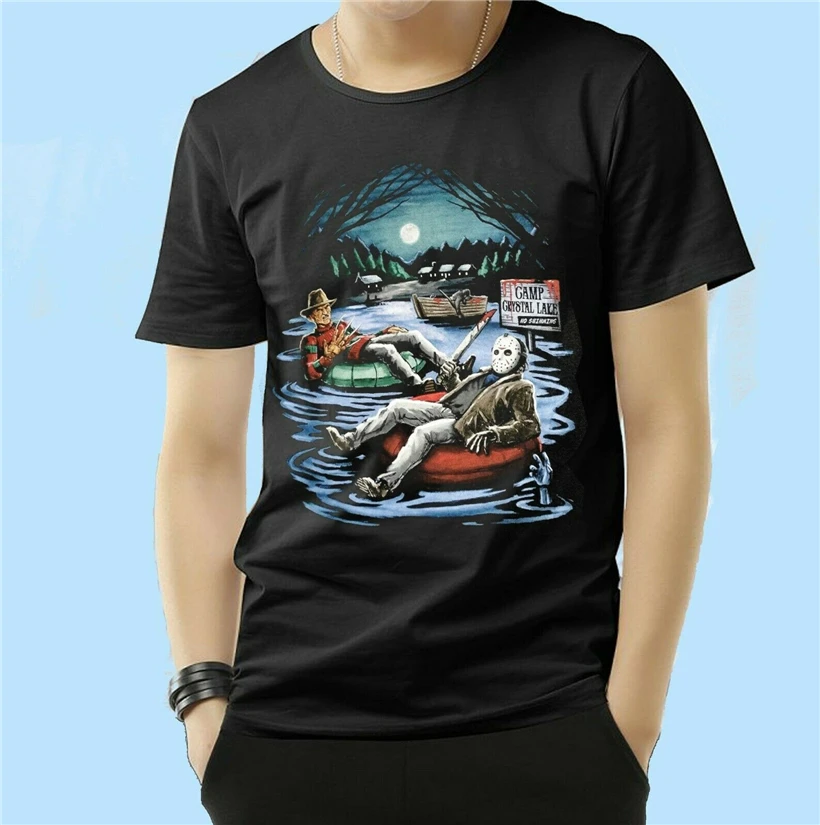 Freddy Krueger и Jason Voorhees In Inner Tube Camp Crystal Lake черная футболка. Подростковый