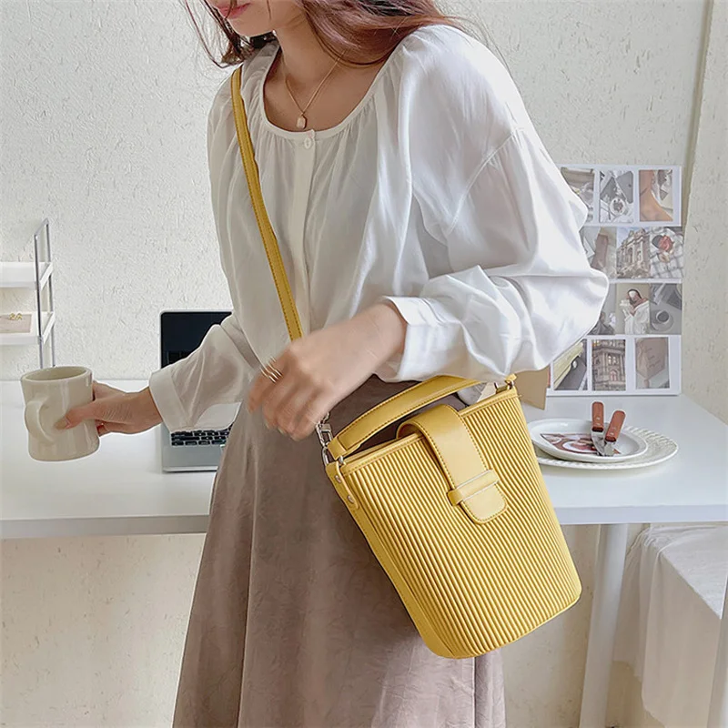 

Autumn Winter New Bag Women Fashion Luxury Handbags Female Branded Trendy PU Leathet Shoulder Messenger Fold Striped Bucket