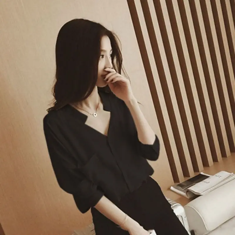 

Chiffon V-neck White Shirt Women 's 2021 Spring and Summer New Fashionable Stylish Design Sense Niche Half Sleeve Shirt