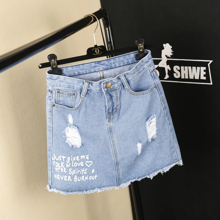 Женская мини юбка выше колена короткая трапециевидной формы на пуговицах и