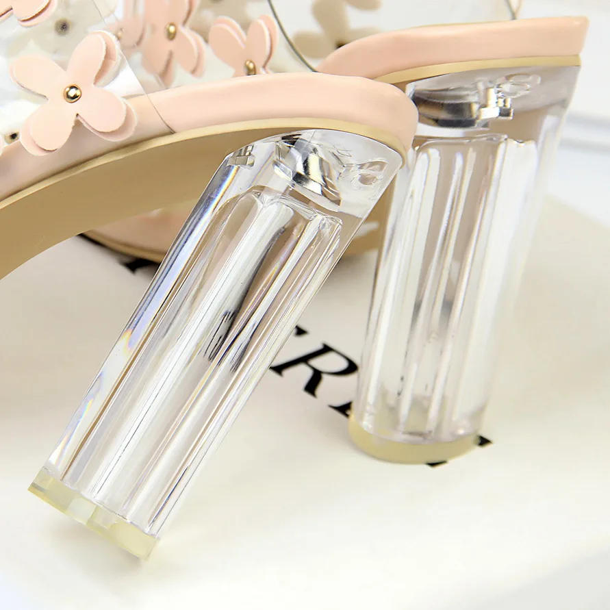 

2021 Fashion transparent with crystal follows transparent one word floret is sweet woman shoe summer high heel is cool slippe