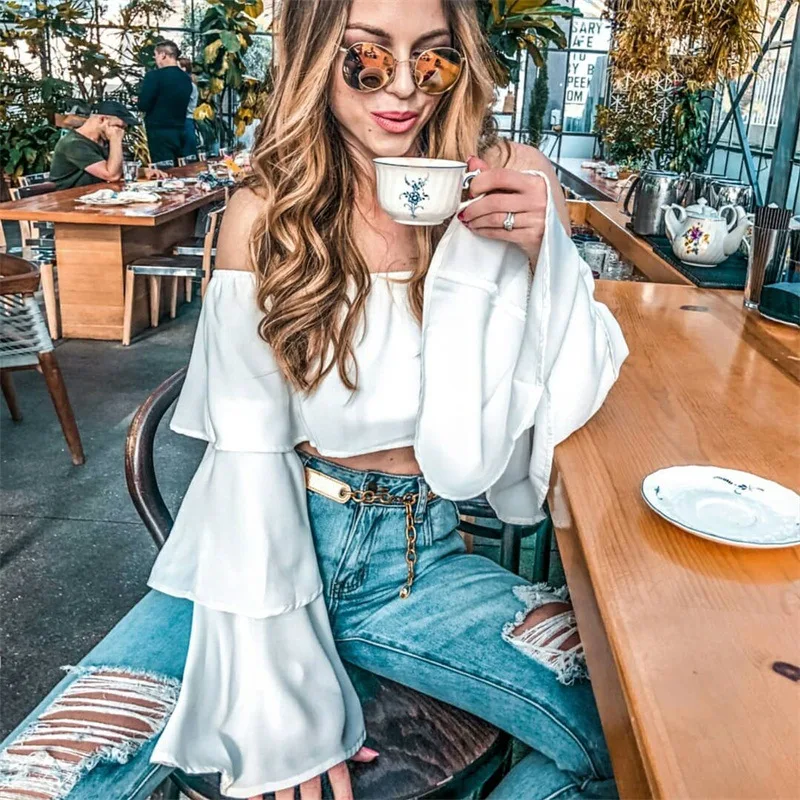 Топ женский укороченный с открытыми плечами пикантная белая блузка рюшами и