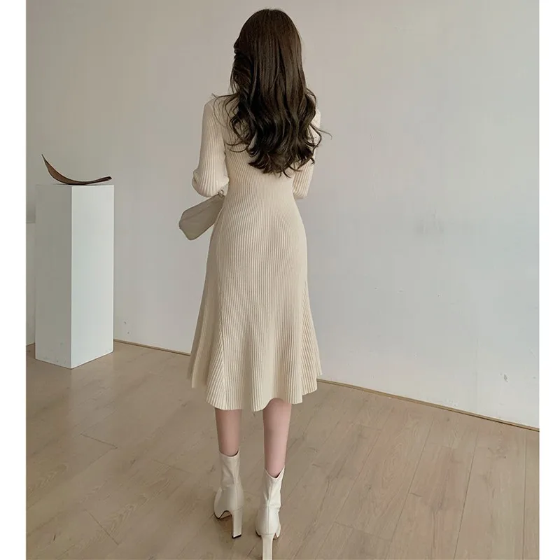 Женское трикотажное платье-свитер средней длины с коротким воротником | Женская