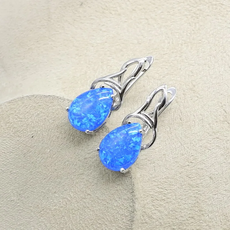 Женский ювелирный комплект из колье и серёг с голубым опалом | Украшения