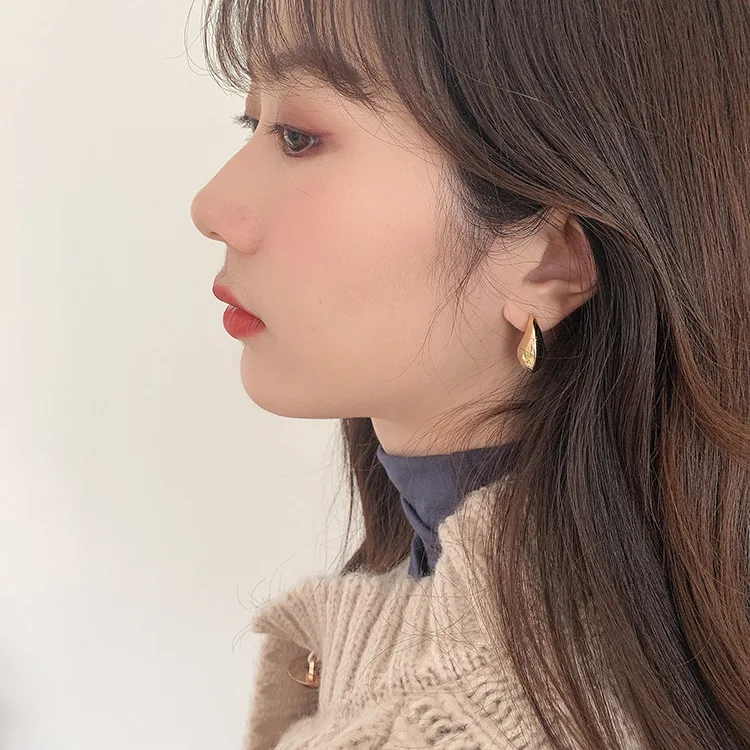 

French high quality C-shaped hollow metal ear nail cold air U-shaped surface high-level sexy elegant INS earrings