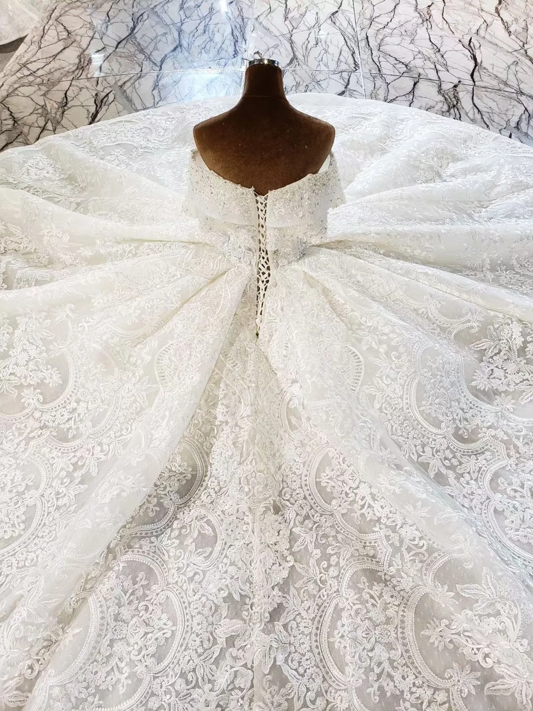 2021 New Arrivals Luxurious Lace Wedding Dresses Sleeveless Sweatheart Neckline Lace Ball Gown Bridal Dresses Robe De Mariee