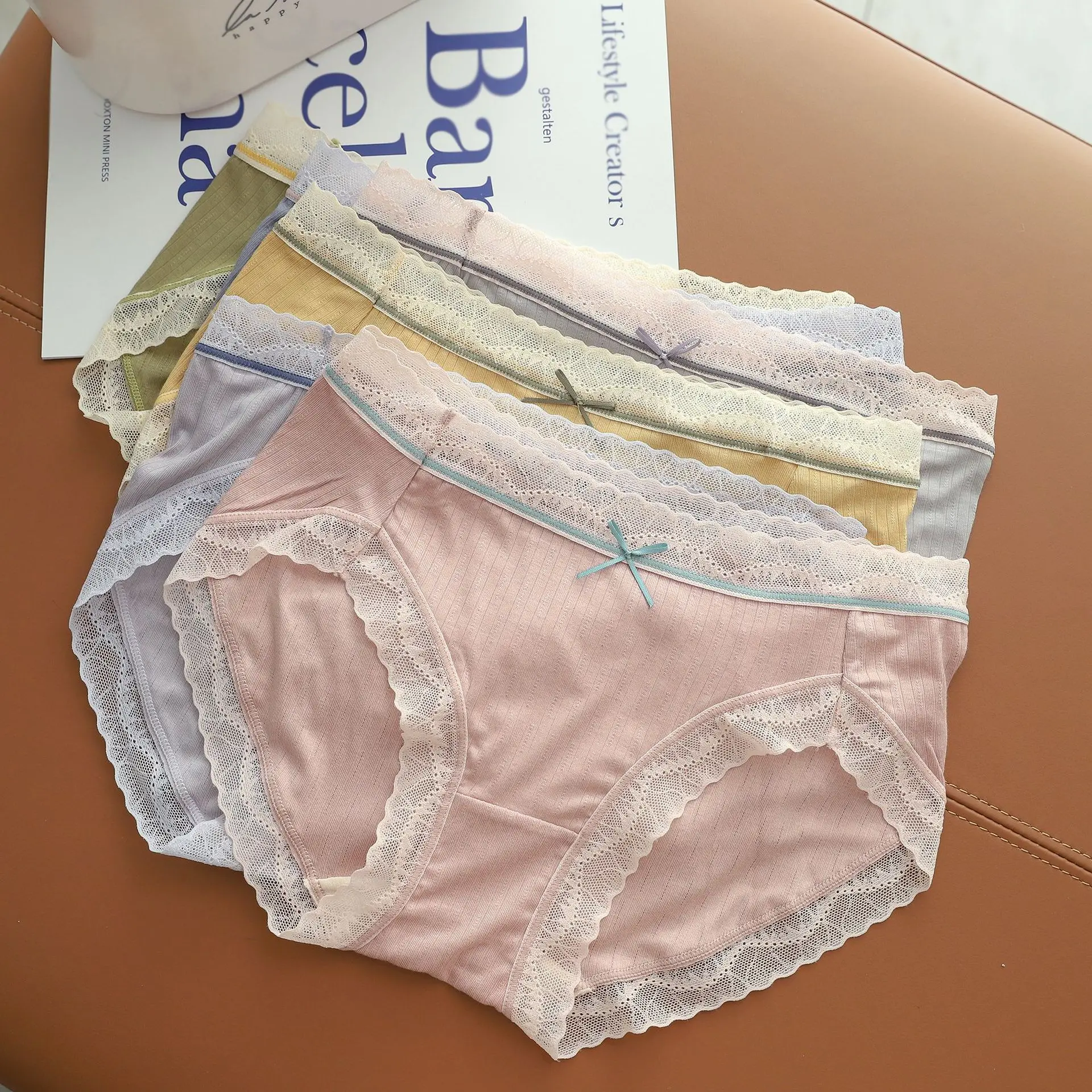 

Женские бесшовные кружевные трусики средней посадки, на осень/зиму