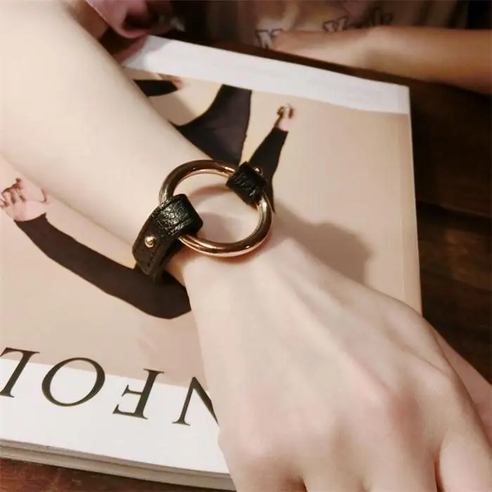 

Fashion Street Shooting Style Trendy Bracelet European and American High Profile Retro Leather Bracelet Metal Ring Design