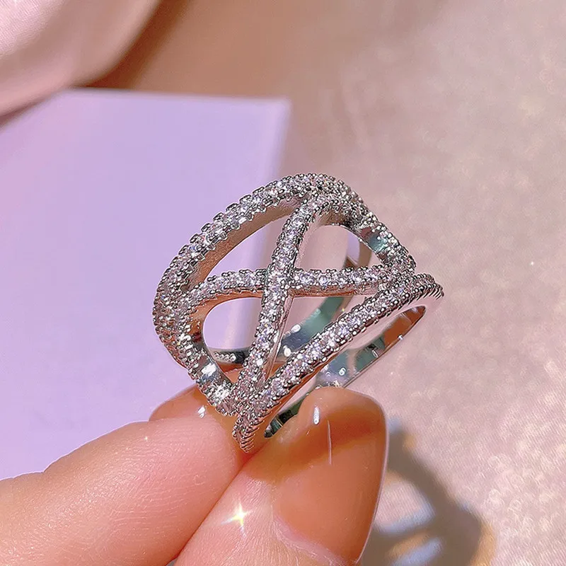 

Женское кольцо с кристаллами и стразами, Цвет Белый/Золотой/Серебряный, 14 к