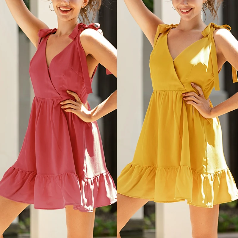 

Женское платье на бретельках с v-образным вырезом