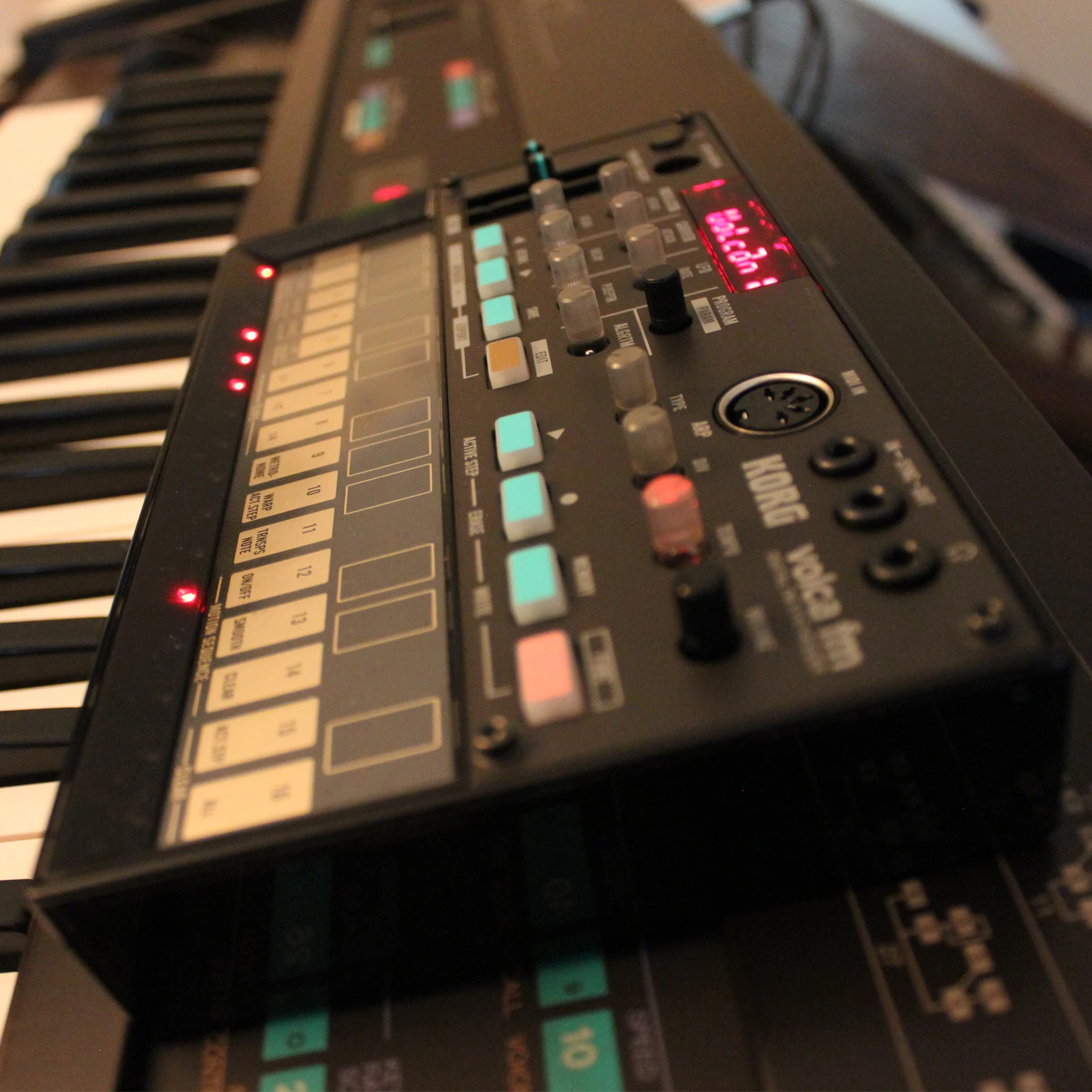 

KORG VOLCA FM Mini Digital FM Synthesizer 3-vocies Chorus 16-step Sequencer Sync MIDI IN for Electronic Music Equipment