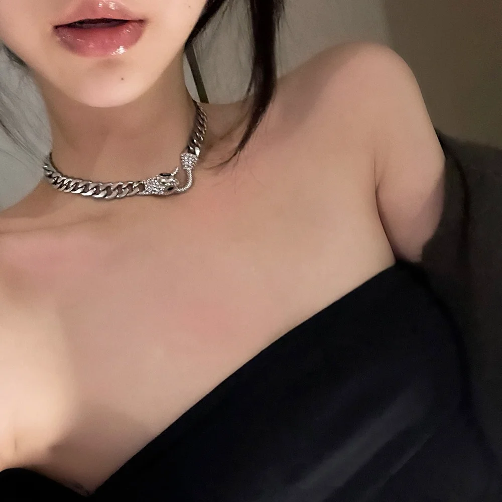 

2021European and American exaggerated fashion OL women's banquet simple personality diamond small snake necklace short necklace