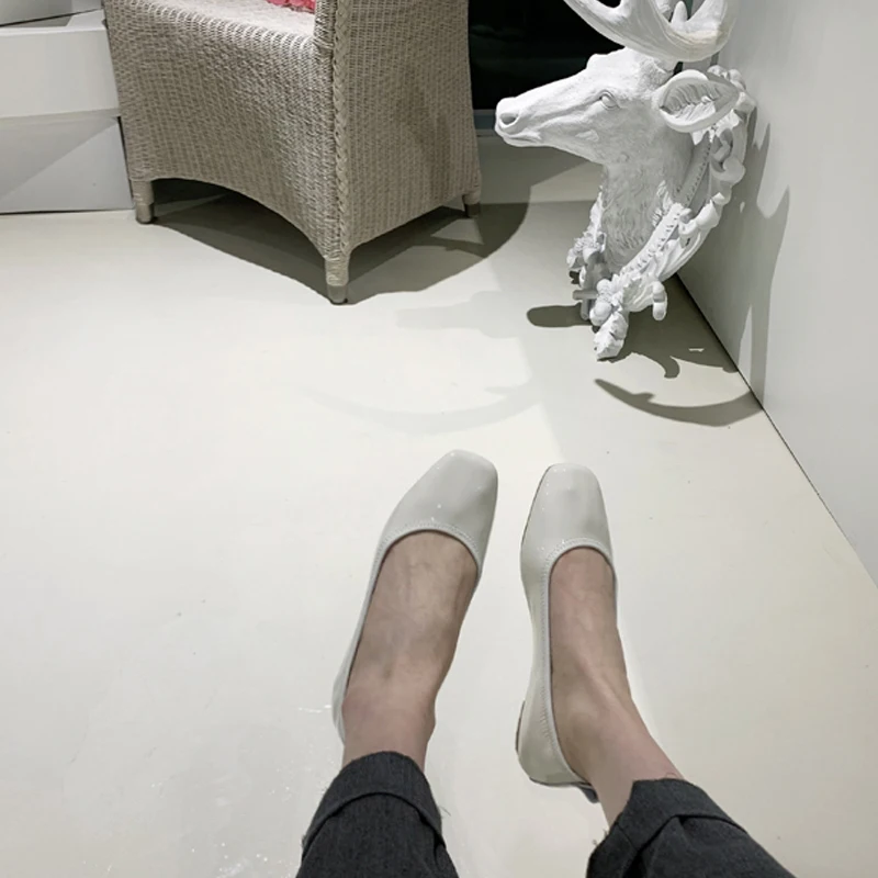 

Patent Leather Flat Shoes Ladies Square-toe Shallow Mouth Non-slip Flat Shoes Elegant Ladies Loafers Size 33-46 White Pink