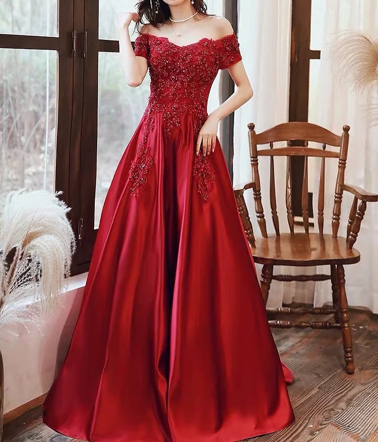 

Wine Red Evening Dresses A-Line Off The Shoulder Sleeveless 2022 Satin Appliques Beaded Wedding Prom Party Gowns Robes De Soiré