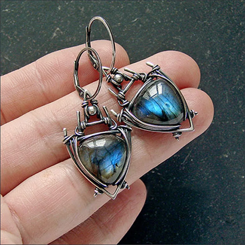 Винтажные геометрические серьги с подвеской треугольником голубым полимерным