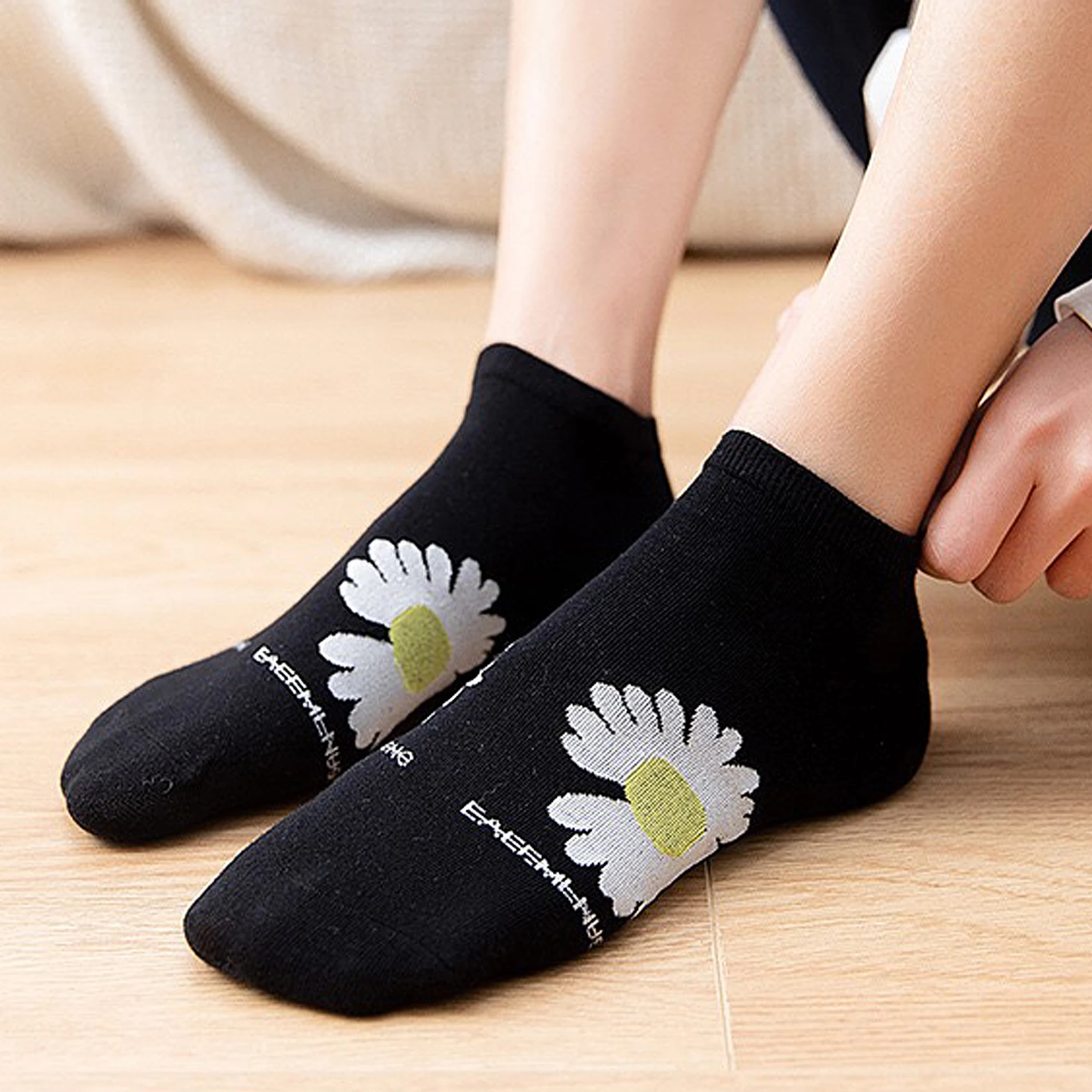 Женские хлопковые короткие носки черные с вышитыми цветами и принтом маргариток