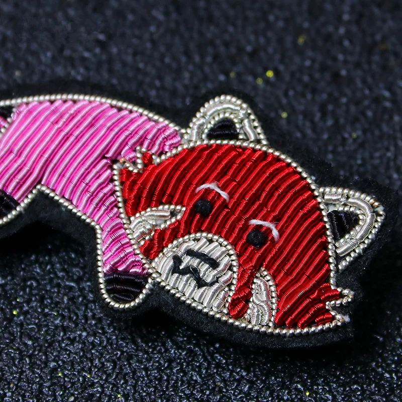 

Hand-embroidered animal corsage Indian silk badge cute little raccoon cartoon brooch female high-end accessories