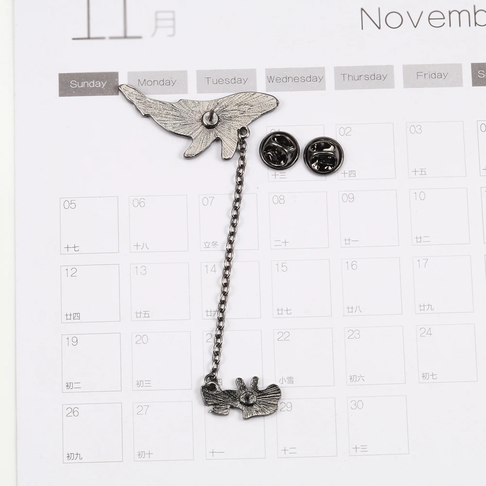 Мультфильм животных одинокий КИТ Pin подвеска в виде космонавта и планеты ракета космического пространства эмали штырь черная рыба значок на цепочке брошка для пальто Модные украшения