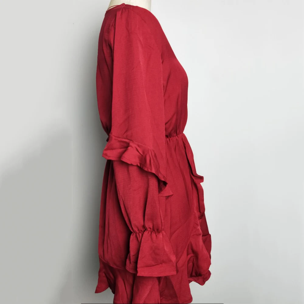 Красное ТРАПЕЦИЕВИДНОЕ приталенное платье с v-образным вырезом и оборками